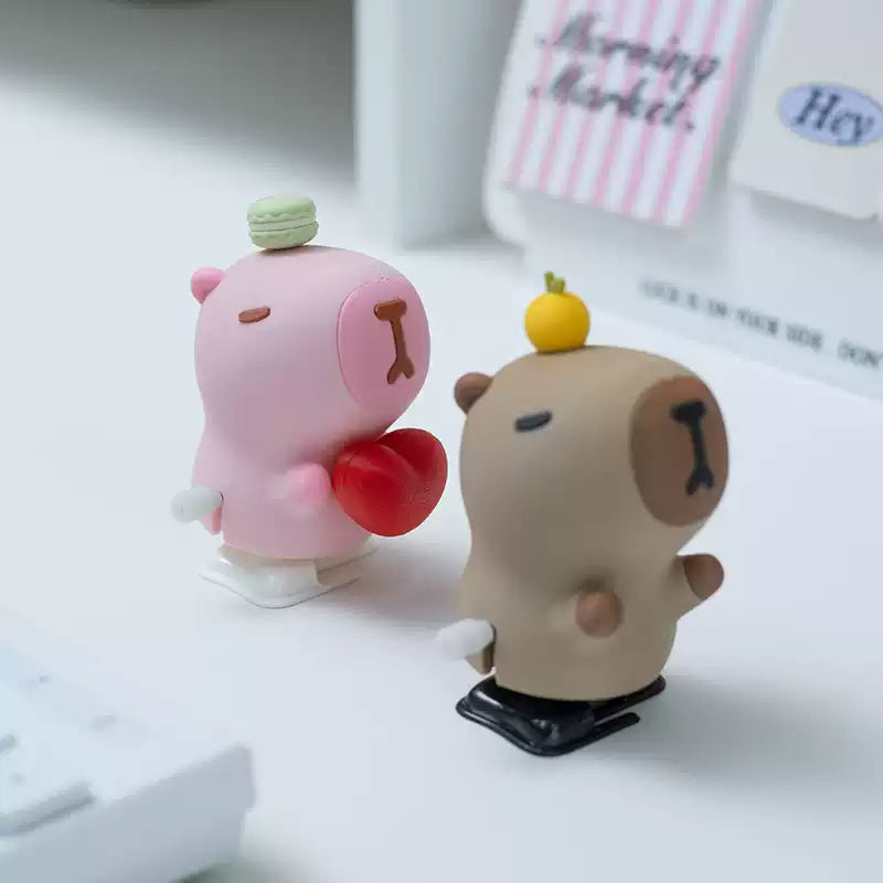 Figuras de pareja de capibaras enamorados impresas en 3D