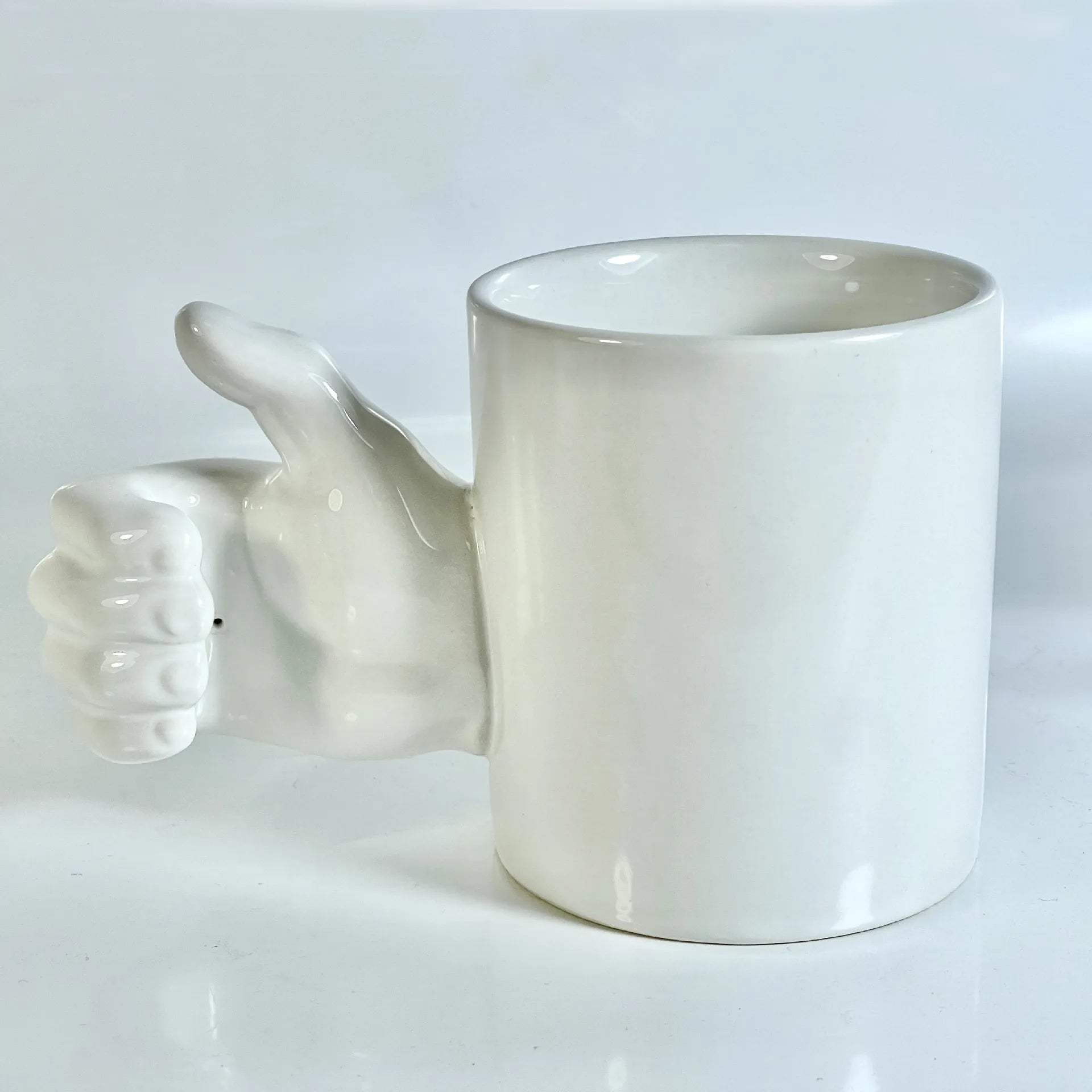 Taza artística con agarre manual