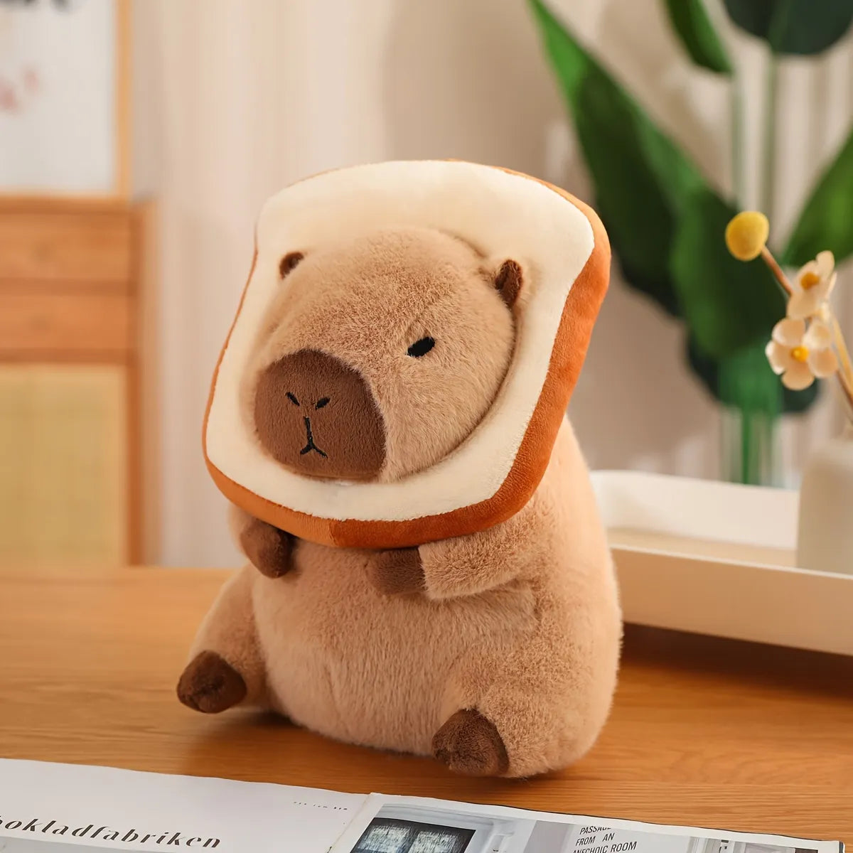El muñeco de capibara se transforma en un animal de peluche suave y tierno.