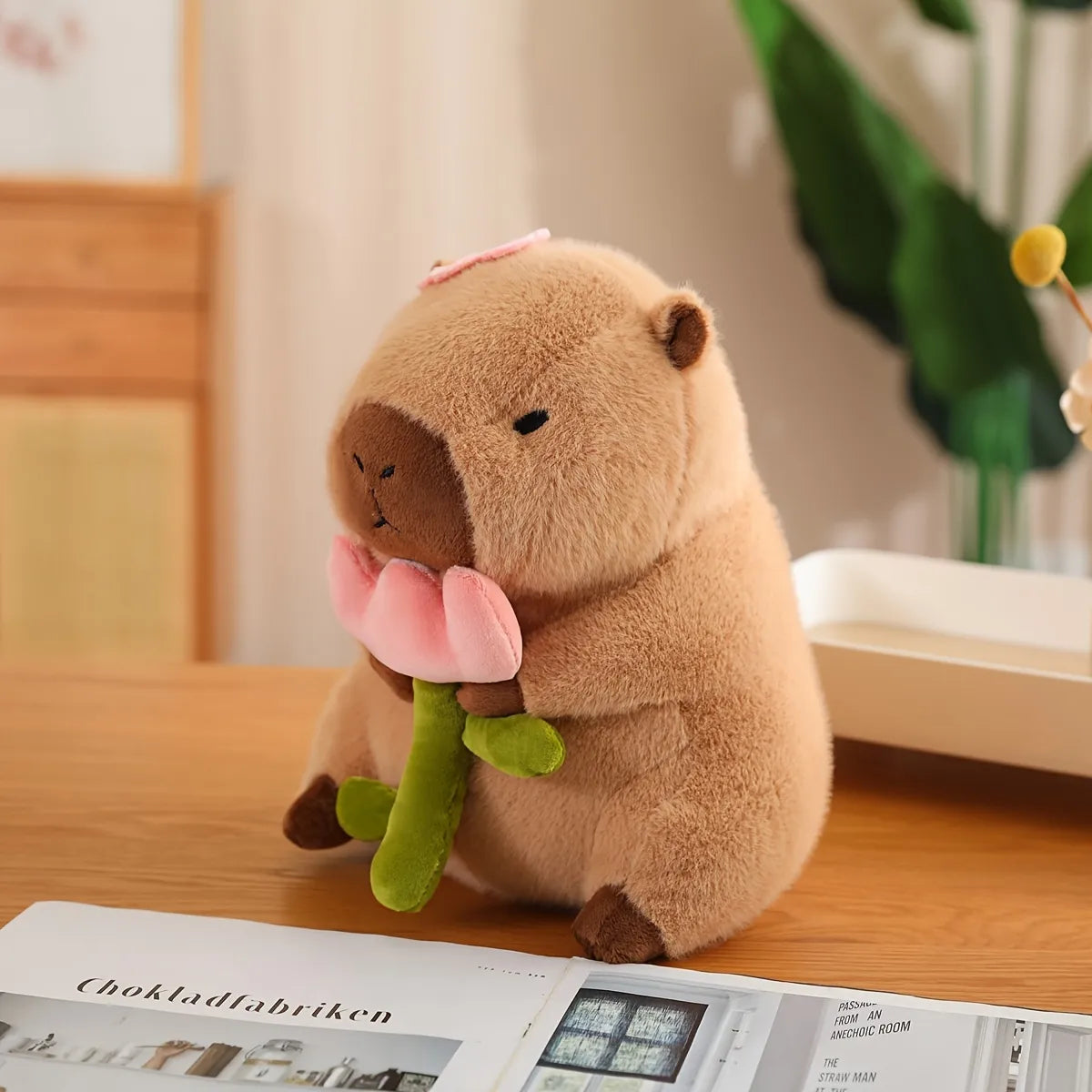 El muñeco de capibara se transforma en un animal de peluche suave y tierno.