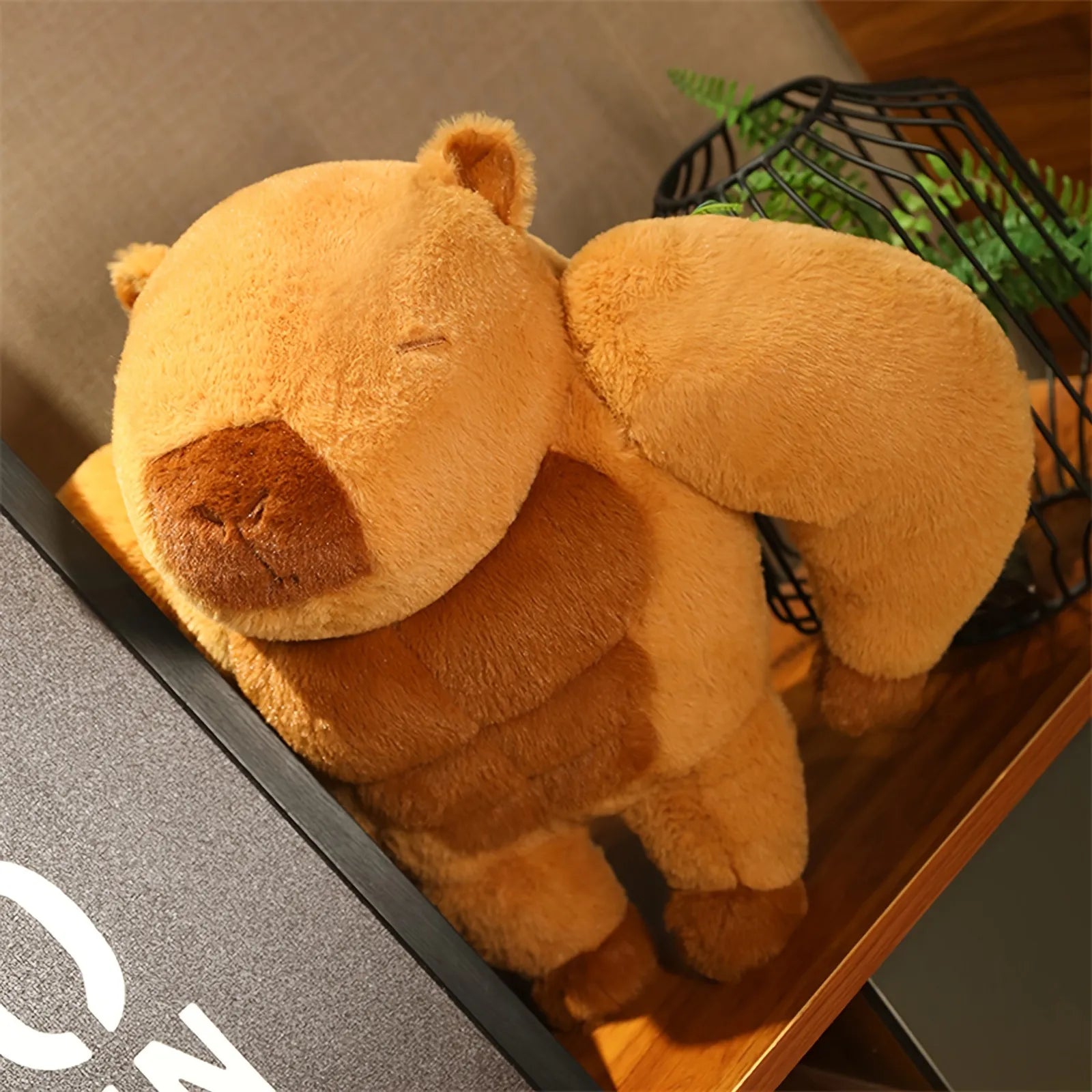 Linda almohada de peluche de carpincho musculoso