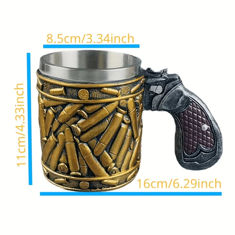 Taza con diseño de bala y mango de pistola