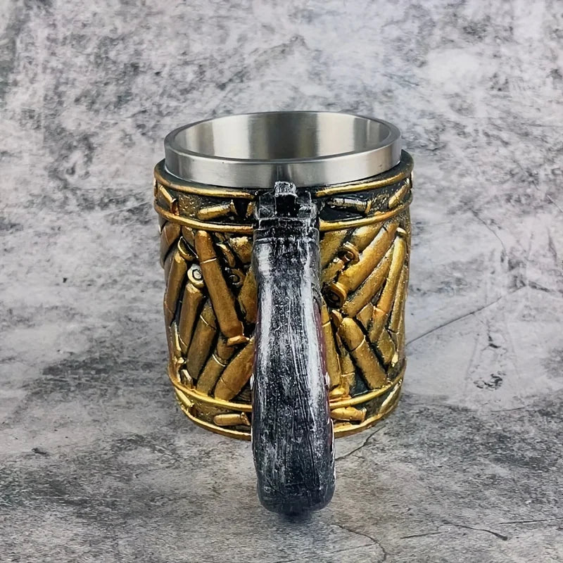 Taza con diseño de bala y mango de pistola