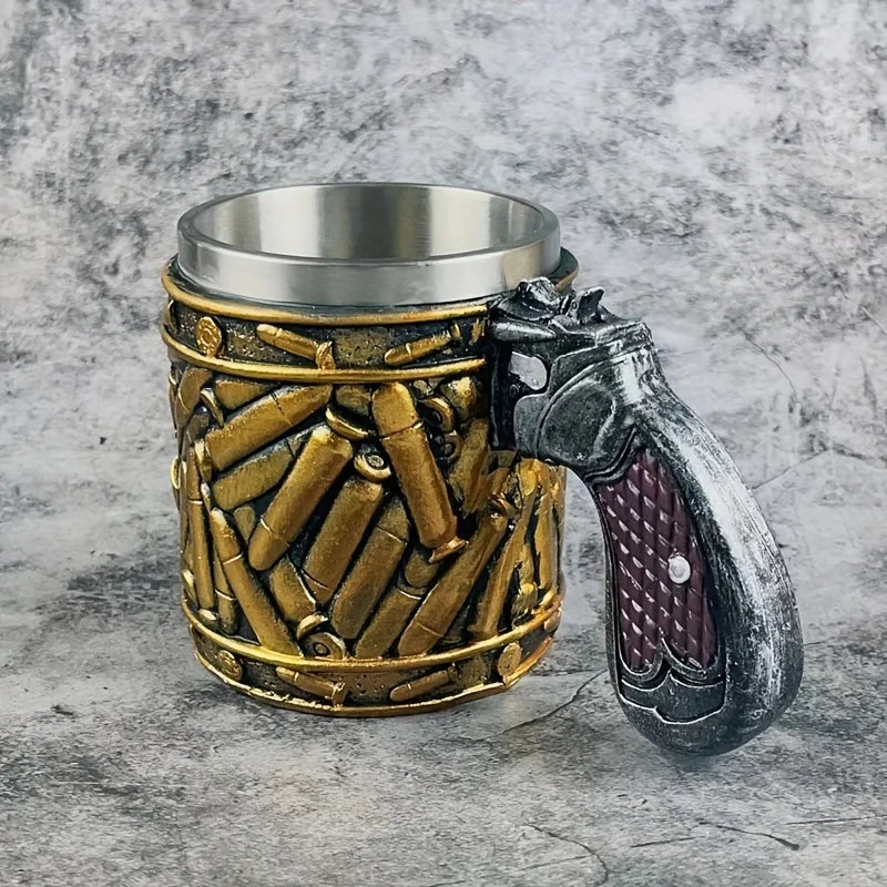 Taza con diseño de bala y mango de pistola