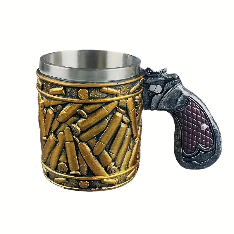 Taza con diseño de bala y mango de pistola