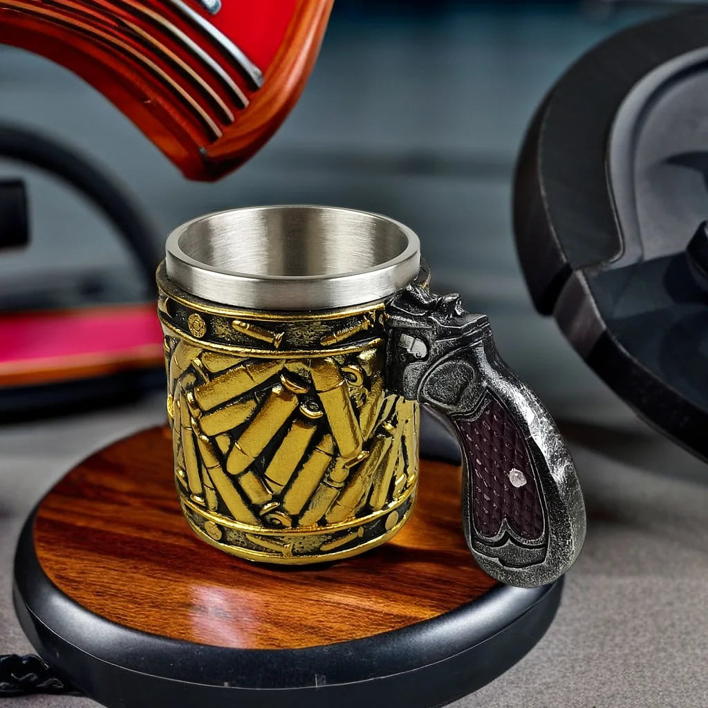 Taza con diseño de bala y mango de pistola