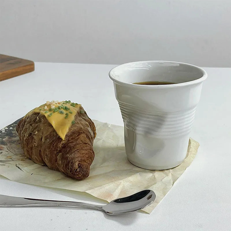 Taza creativa de cerámica curva realista