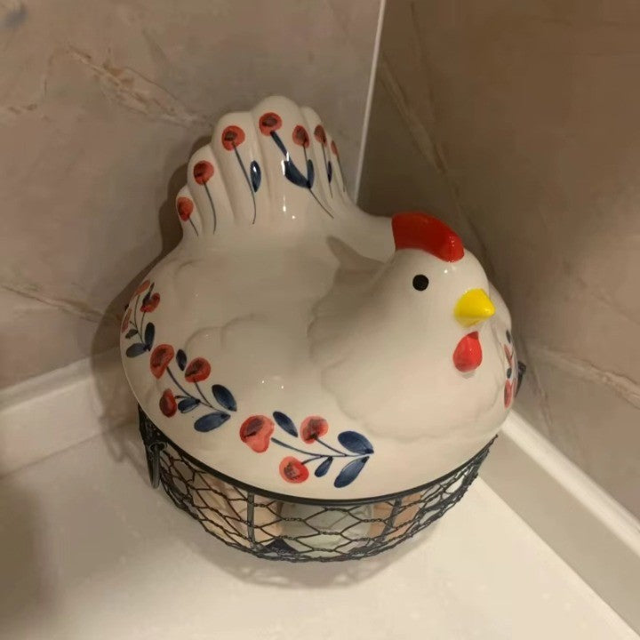 Huevera de cerámica con forma de gallina y cesta de alambre