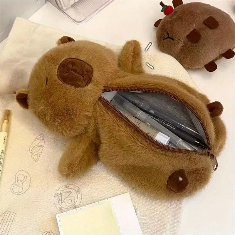 Estuche para lápices de peluche de carpincho