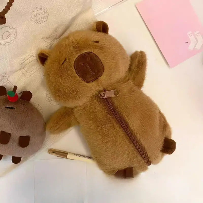 Estuche para lápices de peluche de carpincho