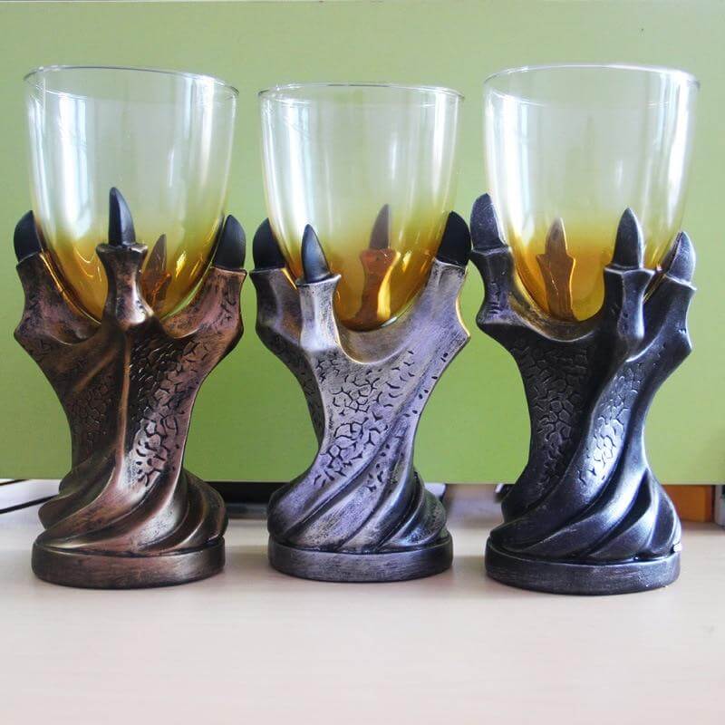 Taza de vodka y vino con garra de dragón medieval
