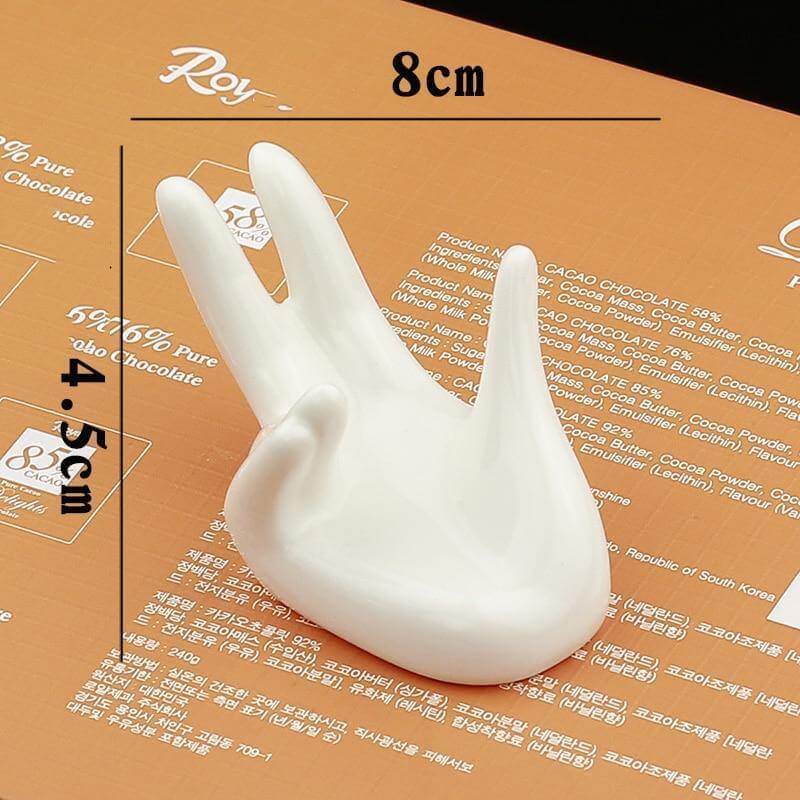 Porta huevos de cerámica con forma de mano