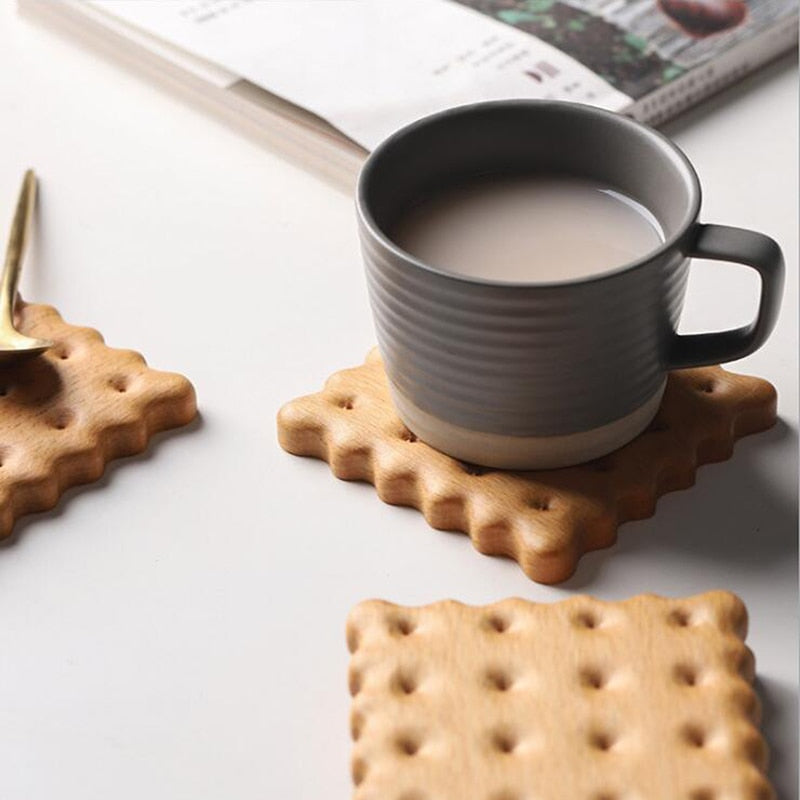 Posavasos de madera con forma de galleta