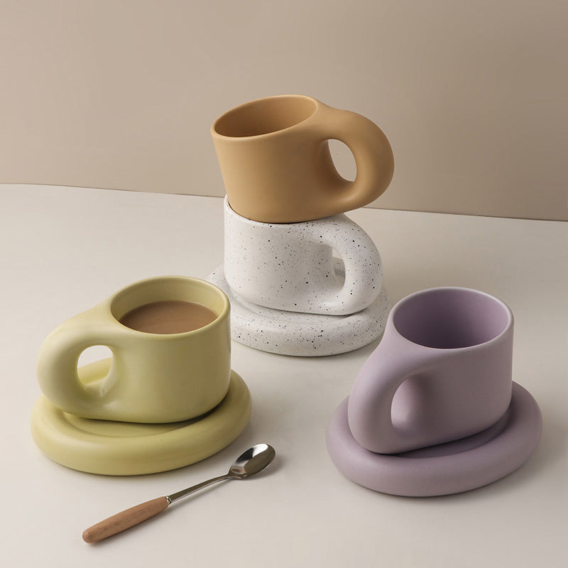 Taza hecha a mano con asa de cerámica nórdica