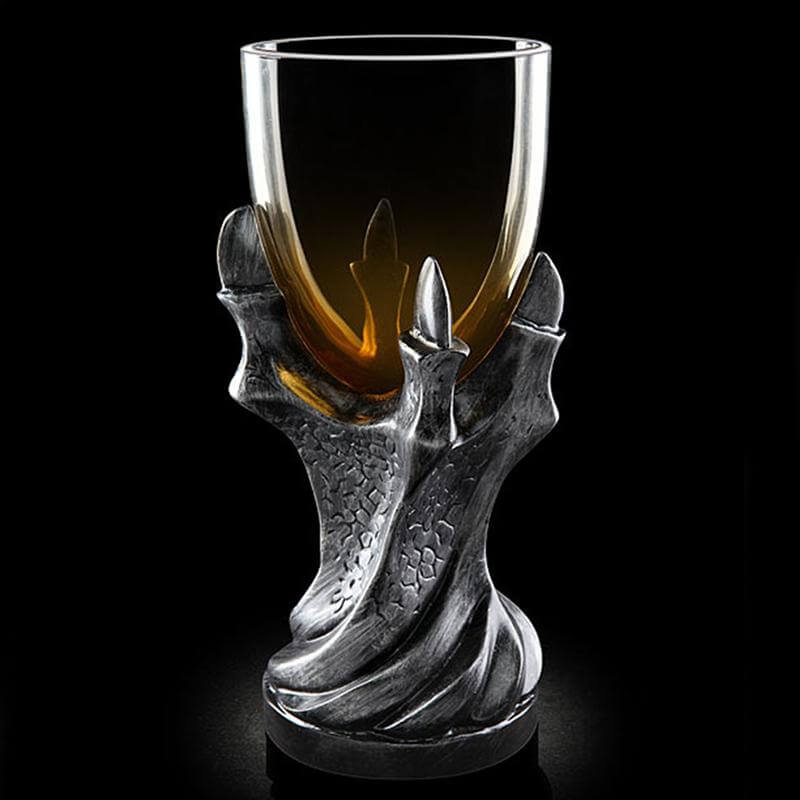 Taza de vodka y vino con garra de dragón medieval